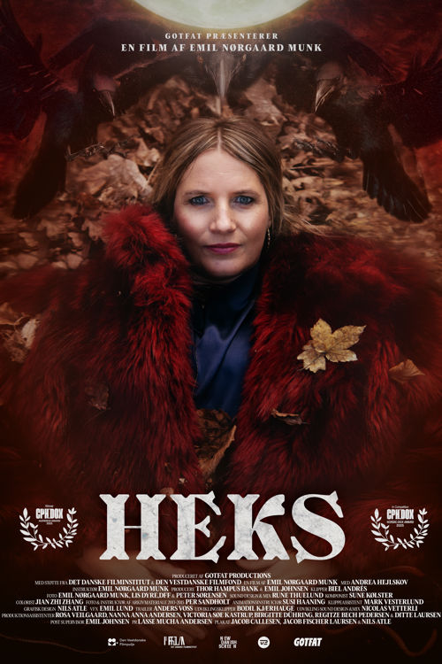 Kvinde i ført en rød pels og ser mystisk ud