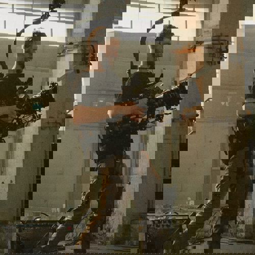 Photografer shooting a musicvideo with an easyrig and camera