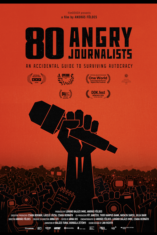 En hånd med en mikrofon der er hævet over andre hænder med kameraer