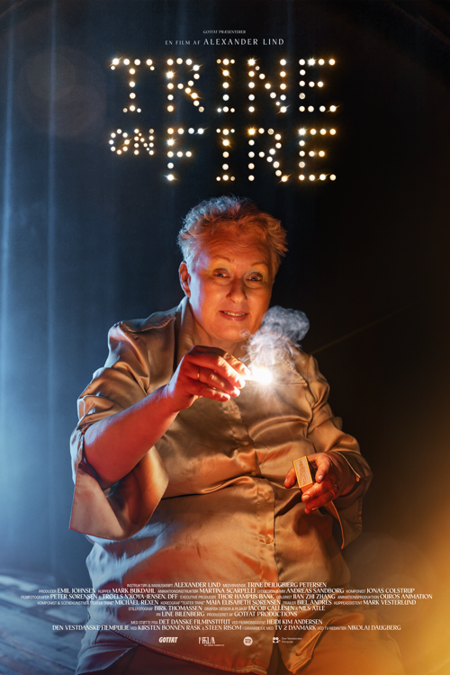 Kvinde der står med en lighter og lyses op af ilden