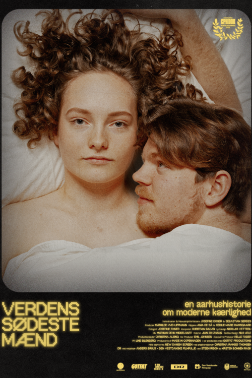 En ung kvinde og ung mand ligger i en seng og krammer