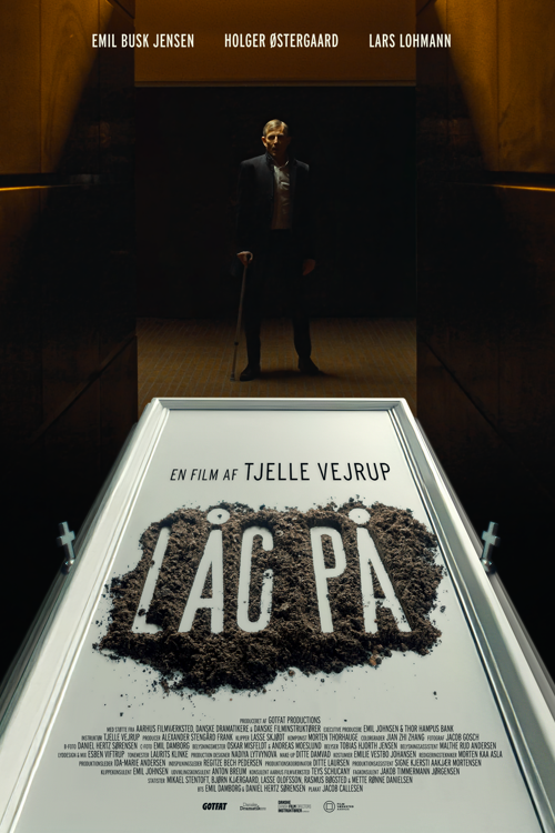 Jord på en kiste der ligger på køl i et krematorium